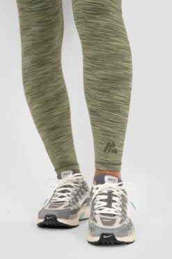Icon Lite Legging - Khaki Multi -Montirex ICON LITE LEGGING OIL GREEN FOUR LEAF CLOVER TEA Logo Detail