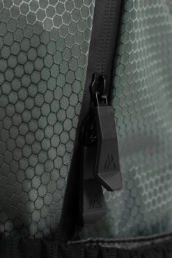 MTX Trail 2.0 32L Backpack - Black/Cement Grey/Electric Lime 15 MTX Trail 2.0 32L Backpack - Black/Cement Grey/Electric Lime -Montirex MTX TRAIL 2.0 32L BACKPACK BLACK CEMENT GREY ELECTRIC LIME zip detail